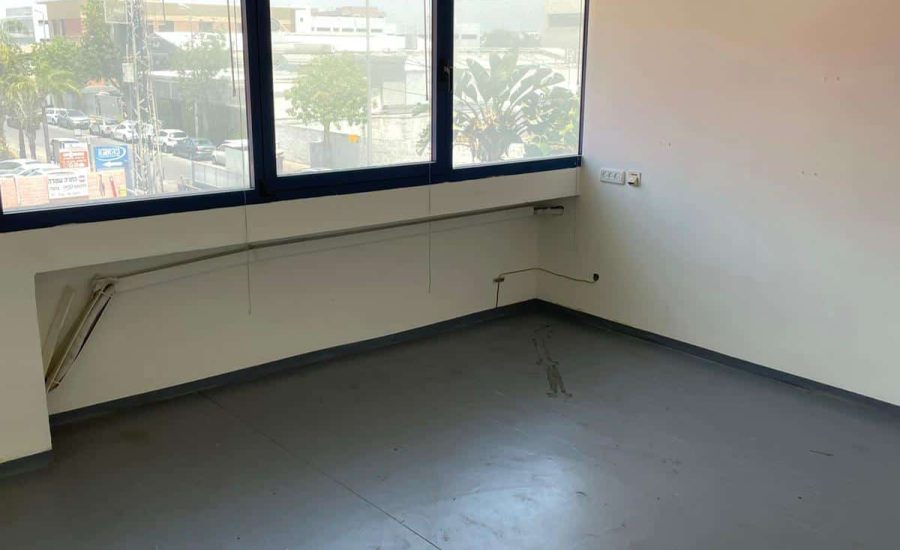 משרד להשכרה 300 מר באזור תעשייה פולג